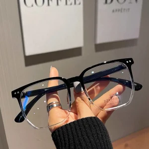 1 par de anteojos con detalle de remaches de color degradado y broches de presión