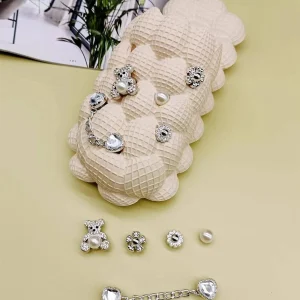 Shein 10 piezas de adornos para zapatos desmontables de la serie Bear para zuecos